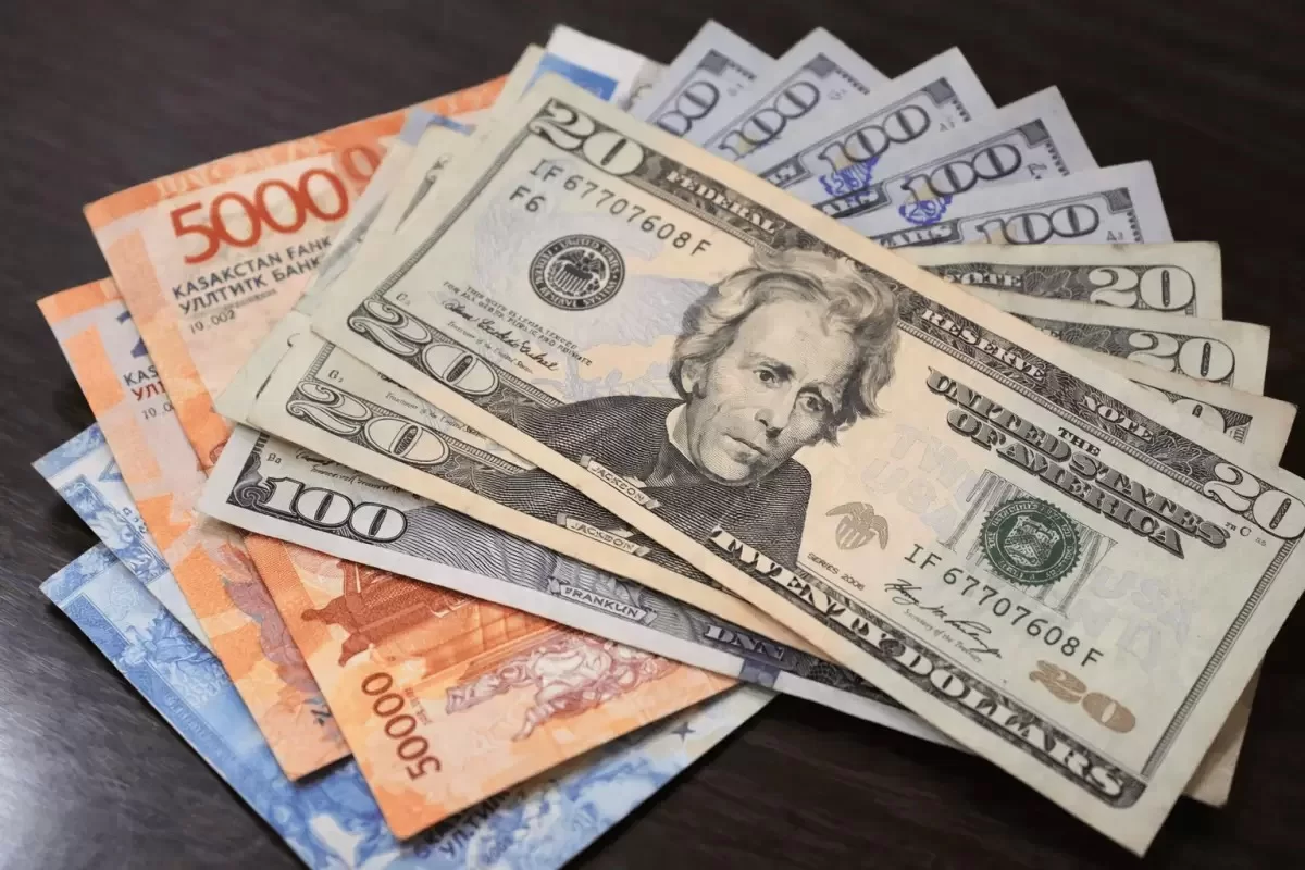 Казахстанцам объяснили, где выгоднее покупать доллары