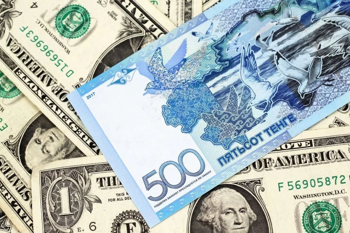 Курс доллара в Казахстане снова приблизился к 500 тенге