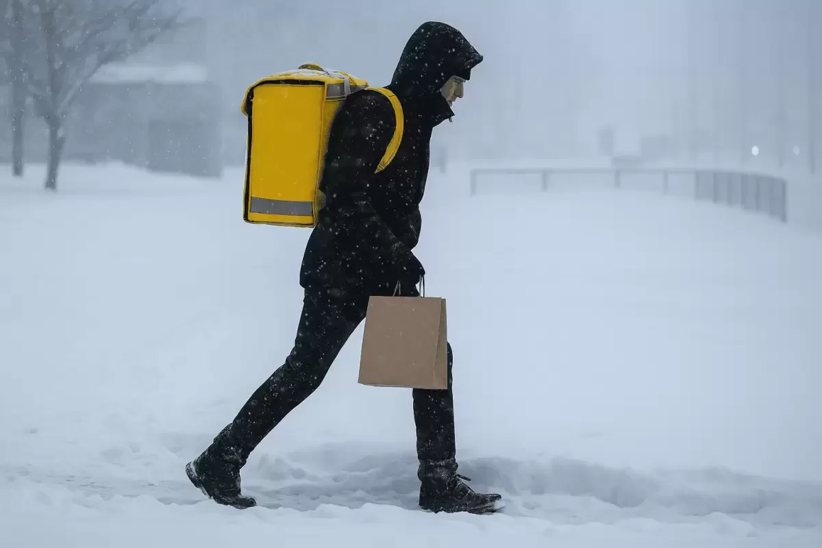 Мигрантов и курьеров начали массово проверять в Алматы: что происходит