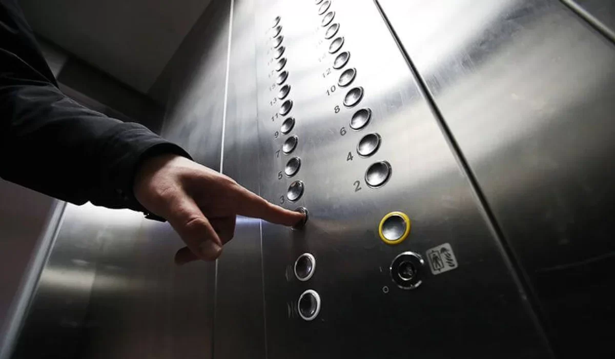 Курьер "Яндекса" справил нужду в лифте: жители ЖК в Алматы требуют объяснений