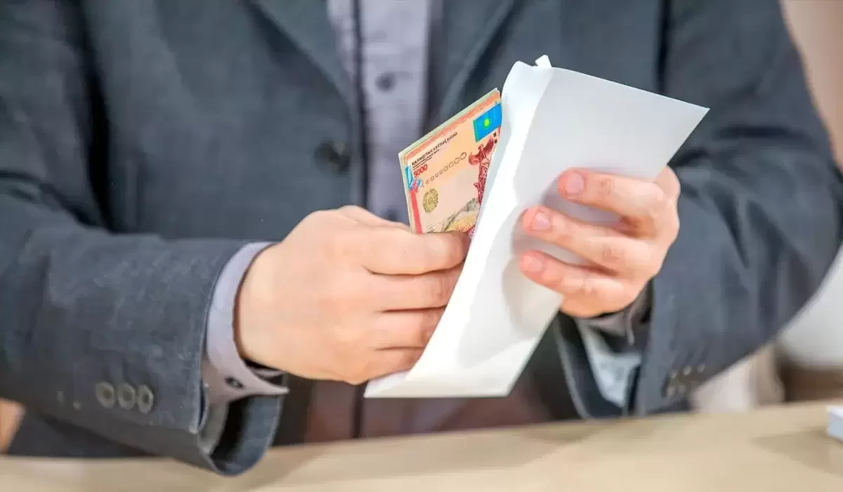 Что грозит казахстанцам, получающим зарплату в конверте