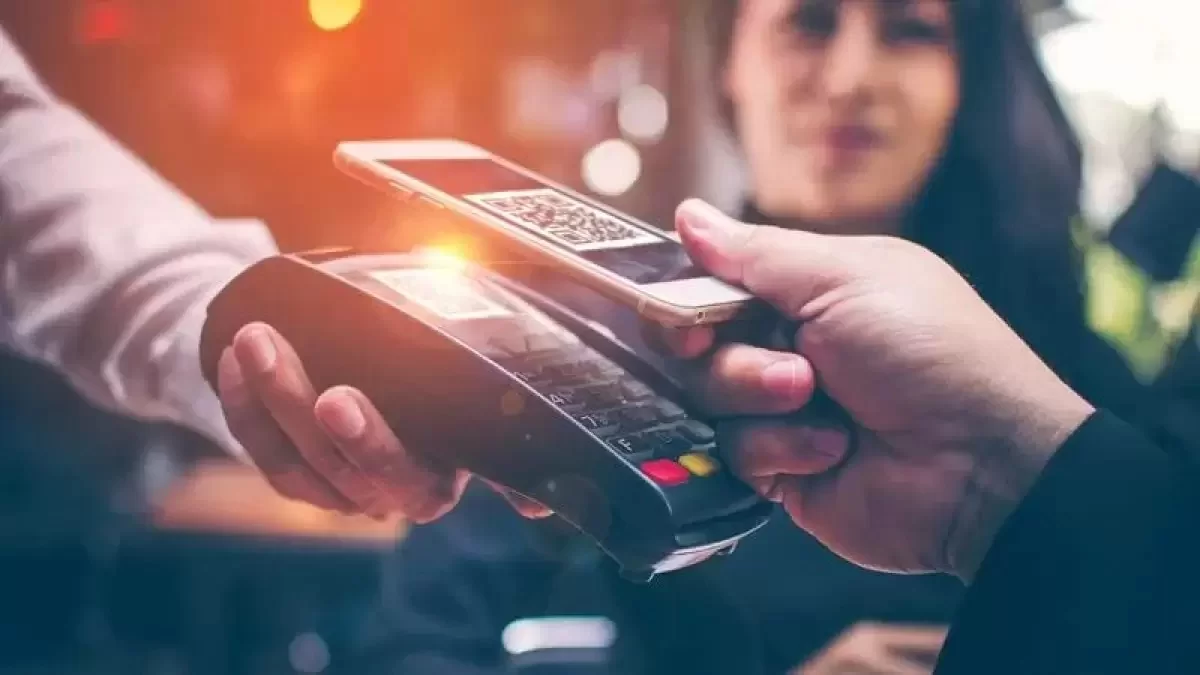 Узбекистанцам упростили оплату в Казахстане через терминалы Halyk