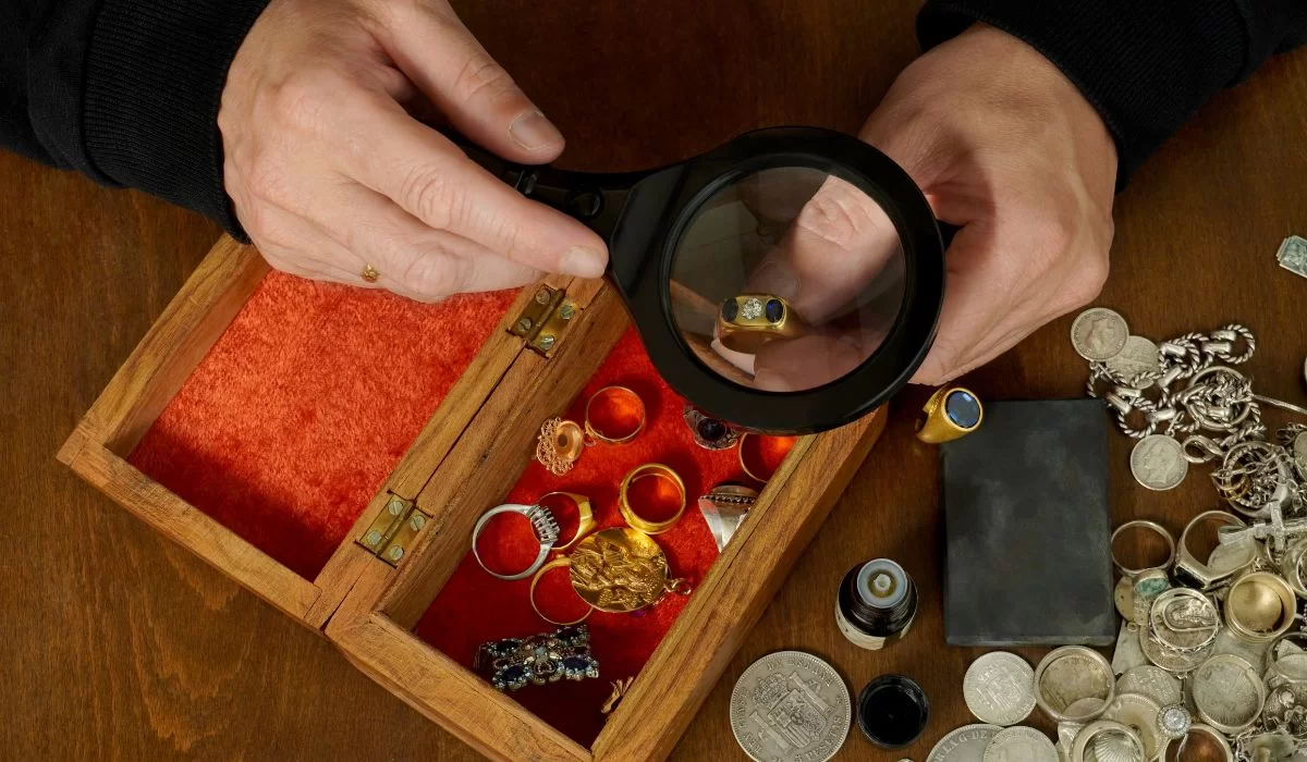 Казахстанцам с долгами в ломбардах открыли доступ к списанию кредитов