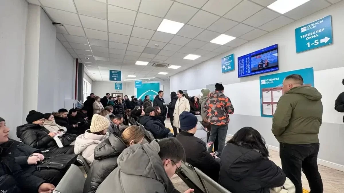 "Почему это нельзя сделать онлайн?": на Отбасы банк пожаловались в Сети