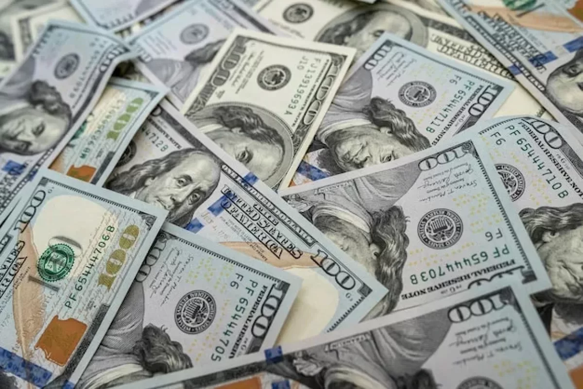 Комиссии за «старые» доллары в Казахстане признали незаконными