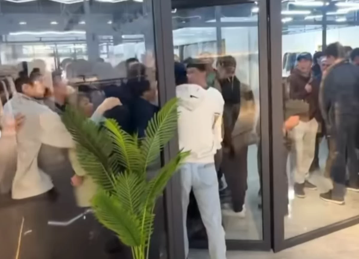 Распродажа за 6900 тенге в Таразе закончилась давкой у магазина