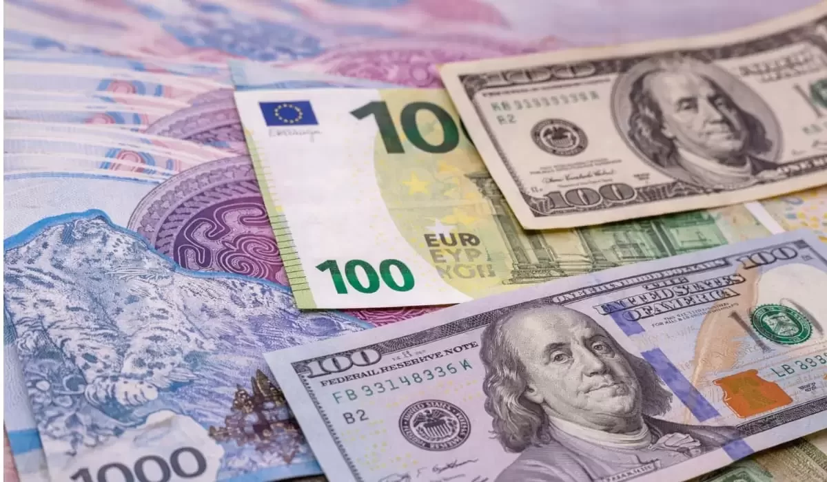 Что ждет тенге в апреле: прогноз на фоне продаж валюты