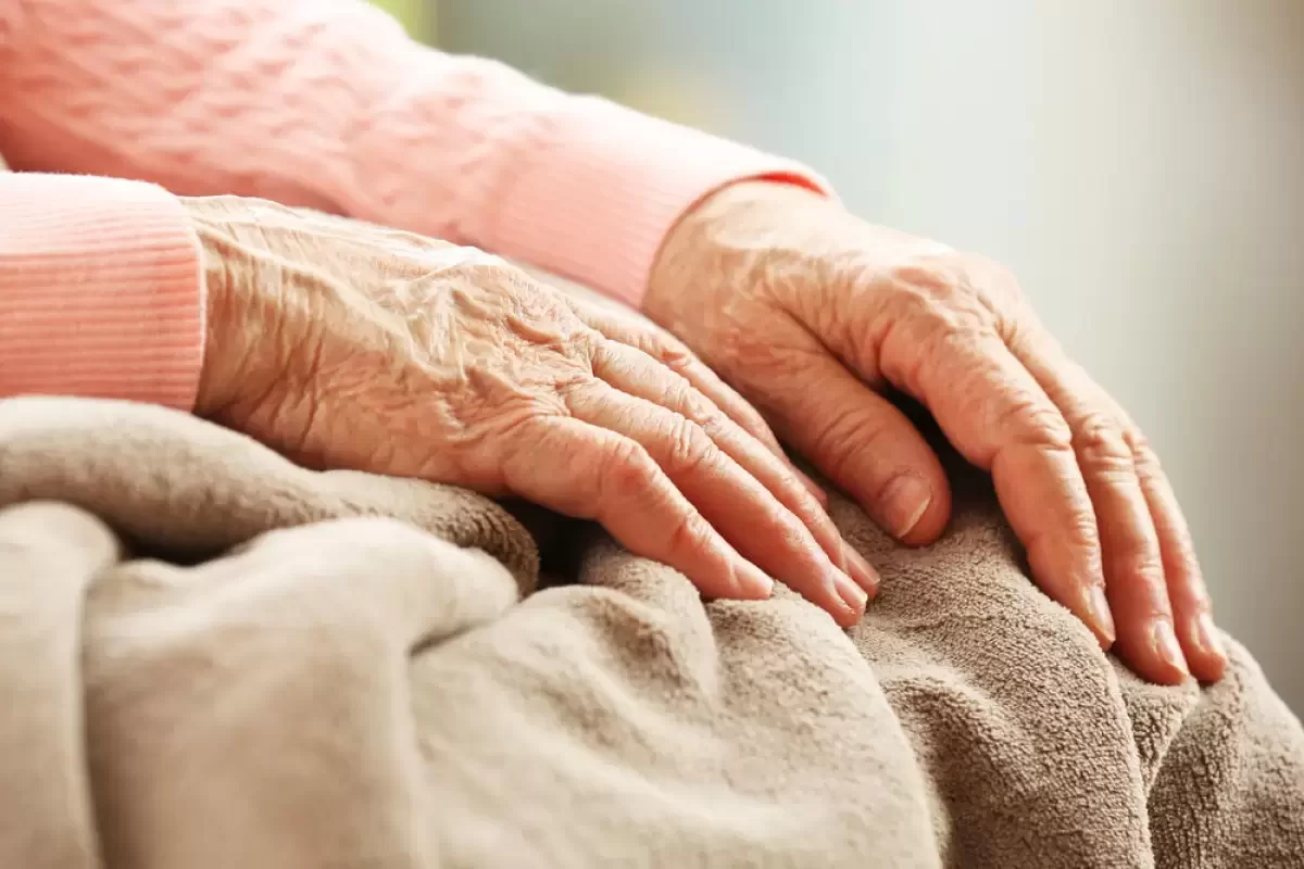 Пенсионерку выселяют из квартиры после мошенников в Алматы