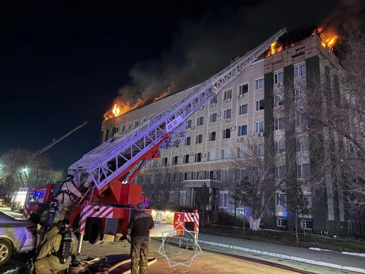 Сильный пожар акимата в Актобе охватил 300 квадратных метров