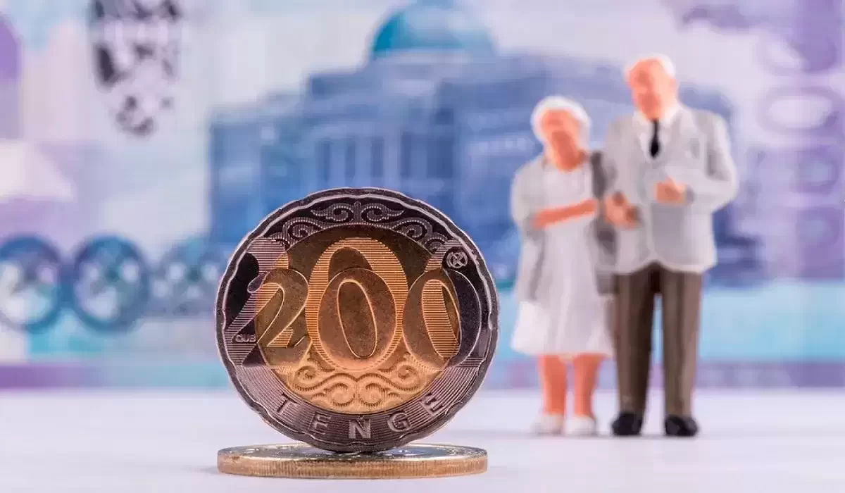 Казахстанцы массово снимают пенсии: что происходит