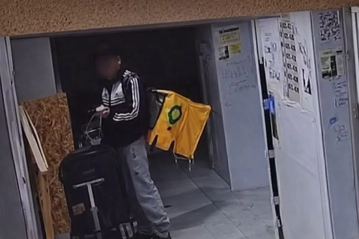 Жительница Алматы заявила о диком поступке курьера в подъезде