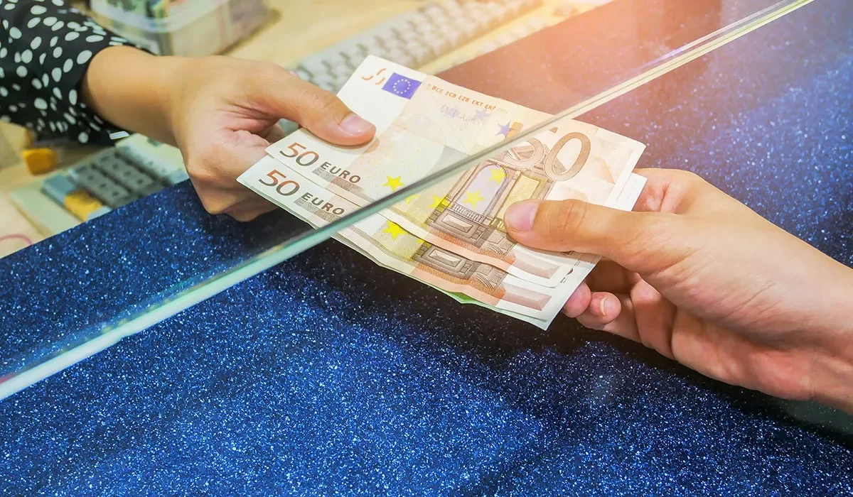 Что случилось с евро в Казахстане: спрос рухнул почти в 4 раза