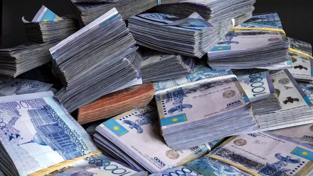 Казахстанка хотела снять пенсионные и лишилась миллионов