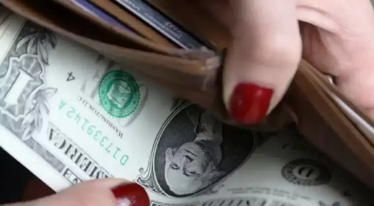 Покупку валюты и переводы в Казахстане будут проверять жестче