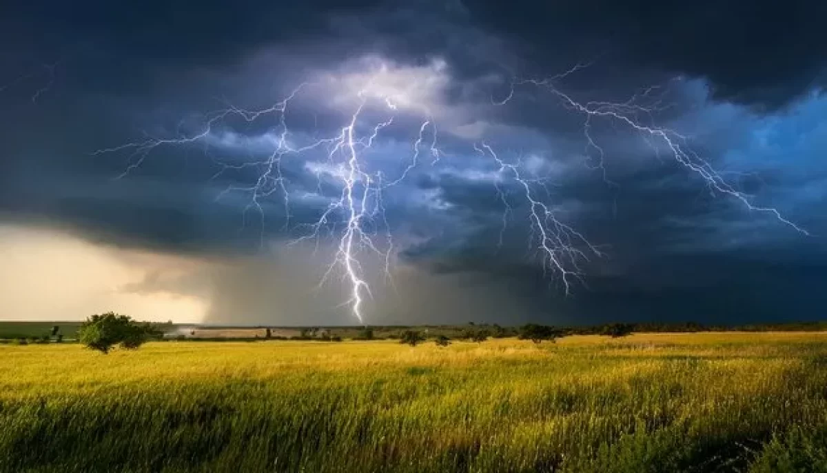 Погода в Казахстане 12 апреля: дожди, грозы и сильный ветер