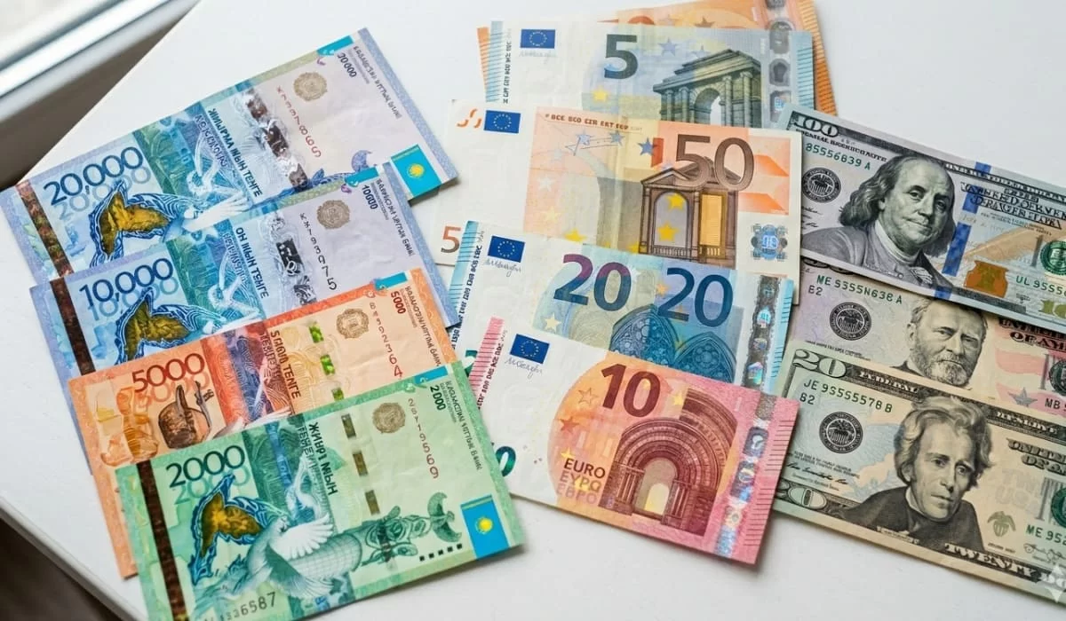 Казахстанцам назвали банк где выгоднее менять евро