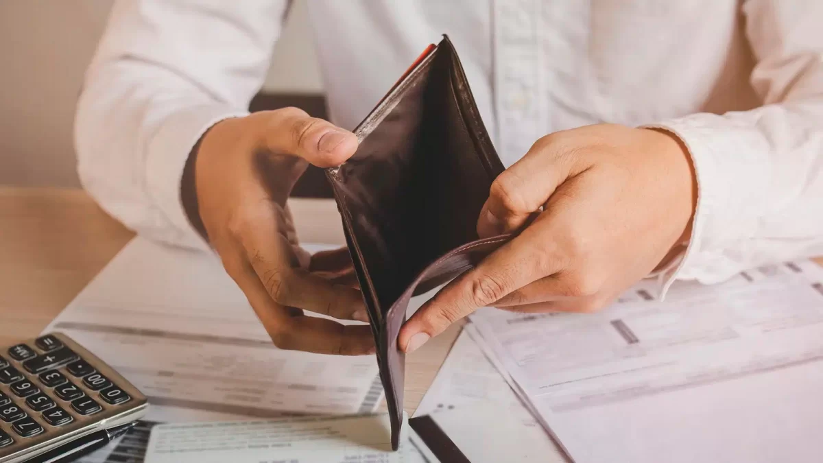 Казахстанцам с долгами до 6,9 млн тенге упростят банкротство