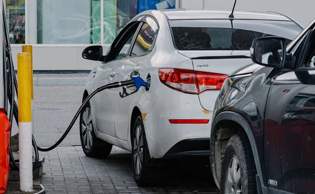 В России АЗС начали продавать по цене автомобиля