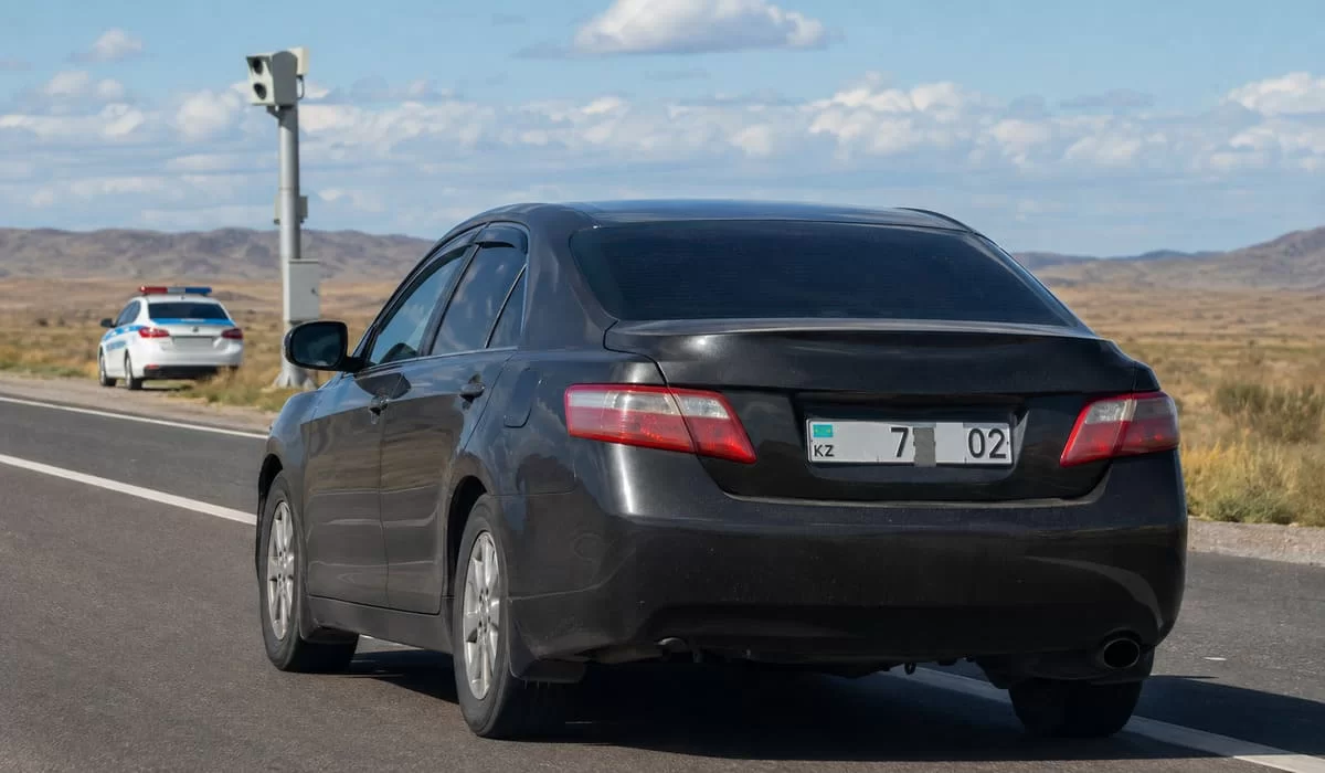 Скотч на номере не спас от камер: водителю Camry грозит год без прав