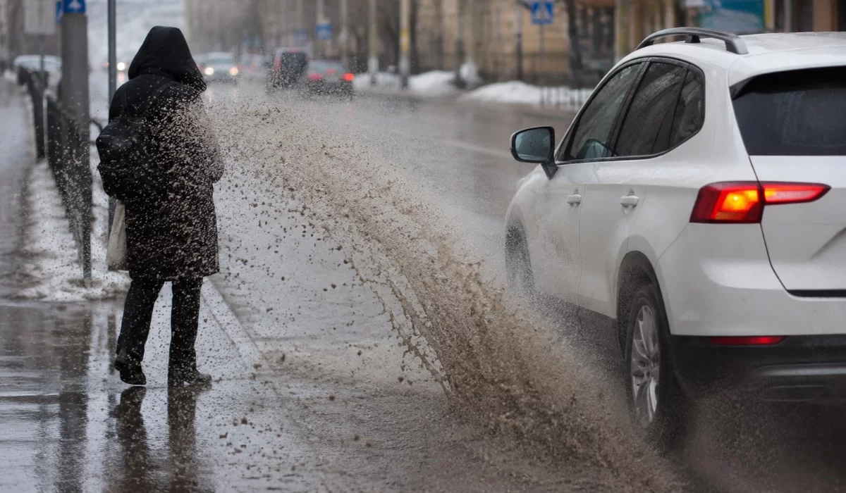 Водителю в Казахстане может грозить штраф за обрызганного пешехода