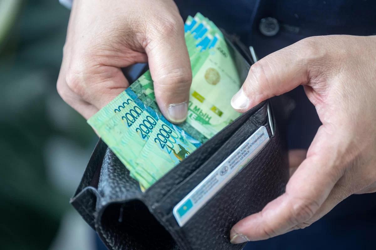 Более половины казахстанцев не откладывают деньги