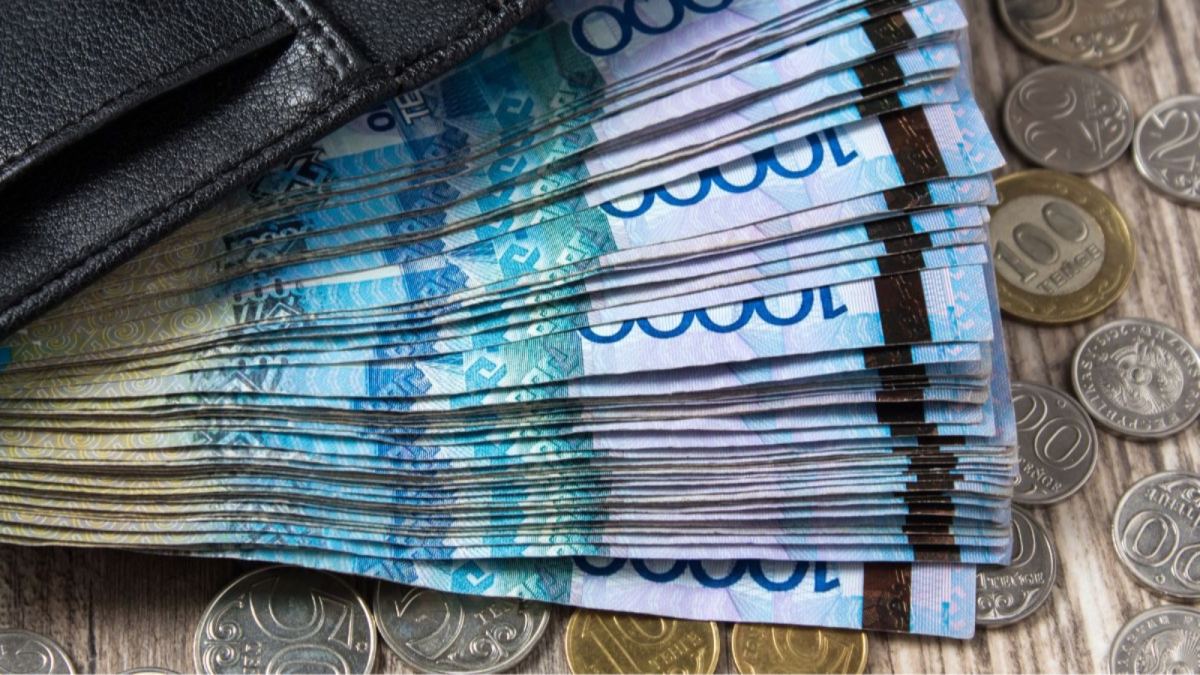 Сколько получают на руки врачи, медсёстры, инженеры и водители в Казахстане