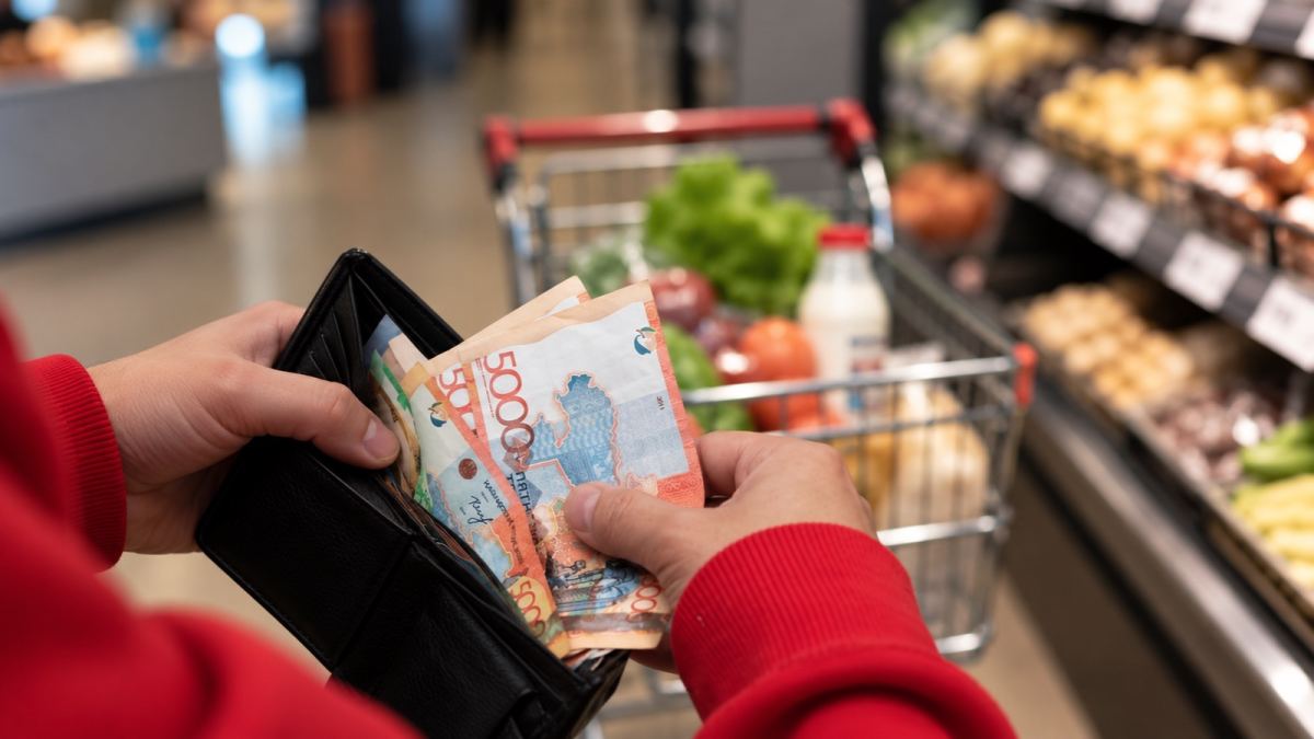 Казахстанцы за три года стали на четверть беднее из-за роста цен