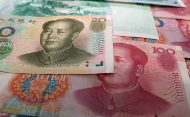 На KASE начали размещать ценные бумаги с расчетами в юанях
