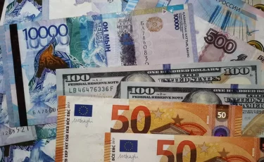 Доллар теряет позиции, евро на подъеме: курсы валют в Казахстане