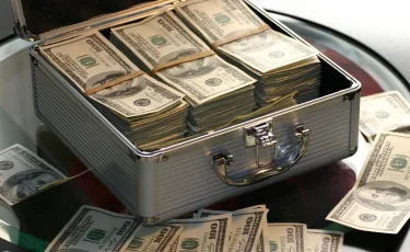 Курс валют в Казахстане на 4 мая: доллар закрепил позиции