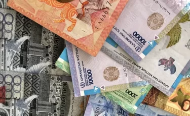 Нефть и распродажа активов ослабили тенге: что будет в мае