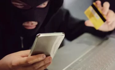 Мошенники используют День Победы, чтобы выманить деньги с банковских карт