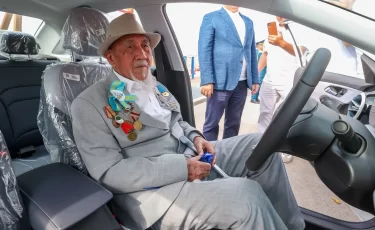 Автомобили и медали получили 100-летние ветераны в Шымкенте