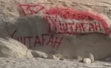 Казахстанца оштрафовали за надпись на камне