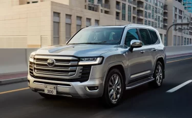 Toyota поднимает цены на автомобили