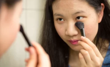 Тренд «Sephora Kids»: почему детское увлечение косметикой опасно?