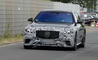 Новый Mercedes-AMG S63 впервые засняли вживую: раскрыты дизайн и характеристики