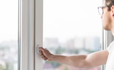Нужно ли закрывать окно при включённом кондиционере?