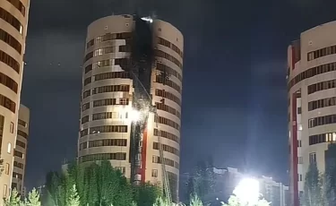 В Астане загорелся фасад жилого комплекса «Семь бочек»