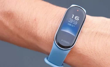 Xiaomi Smart Band 10:  большой экран, а заряд держит  21 день