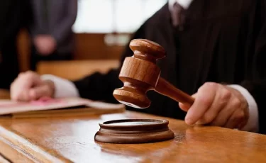 Суд отправил супругов в тюрьму из-за зубов их детей