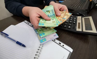 Некоторым казахстанцам простят кредиты и долги