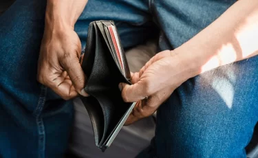 Казахстанцы вынуждены покупать продукты в долг