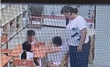 Поведение воспитателя нового детсада Астаны шокировало Казнет