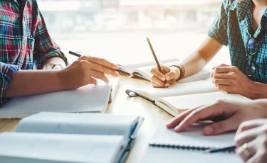 Диплом больше не нужен, чтобы устроиться на работу?