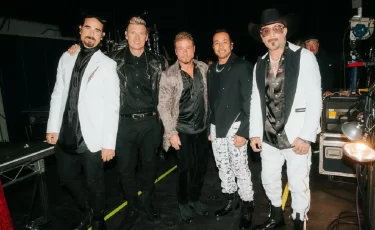 Казахстанцев просят прийти на концерт Backstreet Boys в белом