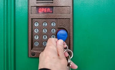 Домофон не работает, а счета идут: кто ответит за навязанные платежи