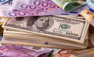 Евро давит на тенге сильнее, чем доллар: сразу +9 ₸ за ночь