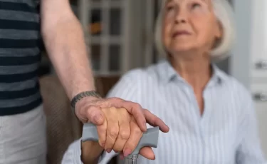Пенсионерам в Казахстане начнут платить деньги за заботу о супруге