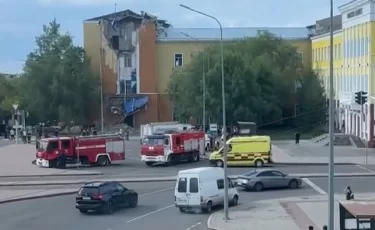 Здание с людьми внутри обрушилось в Караганде: момент попал на видео